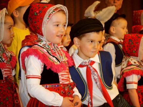 Kinder in Sorbischer Tracht Foto: Sorbisches-Kulturzentrum-Schleife